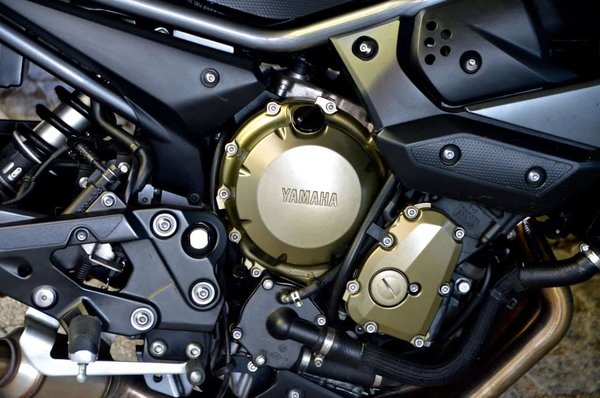 Comment installer un support de téléphone sécurisé sur une Yamaha MT-07 pour une navigation en temps réel ?